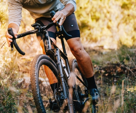 Vélo Gravel suspendu : Pour quel cycliste et pour quel type de terrain ?