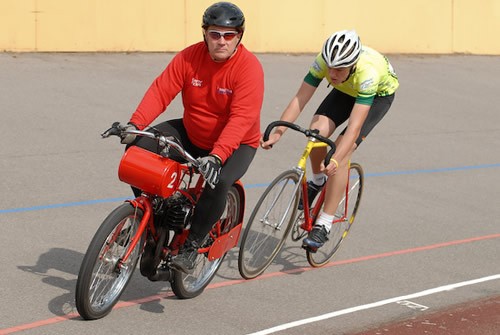 Entrainement v lo derri re Derny ou Scooter
