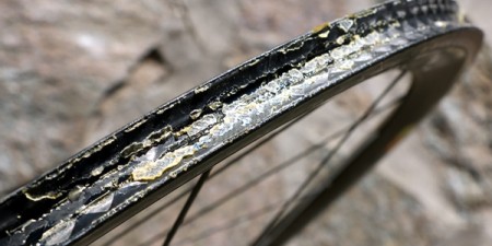 Enlever la colle à boyau d'une jante de vélo