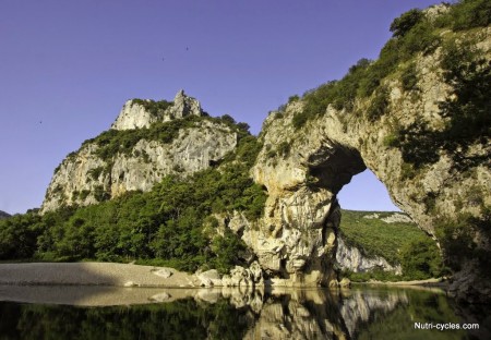 ©Simon Bugnon -adt07-Vallon -  le Pont d'Arc vu de l'aval