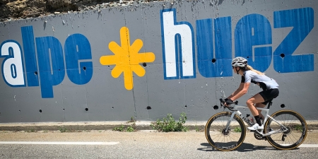 La montée mythique de l'Alpe d’Huez à vélo