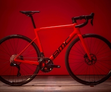Nouveau BMC Teammachine SLR 2025 : l’intégration totale à prix contenu