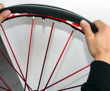 Montage pneu vélo tubeless : Méthode et conseils !