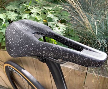 Selle de vélo : confort, forme, rembourrage, flexibilité et rendement