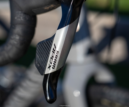 SRAM Apex AXS : l'électronique sans-fil accessible pour le Gravel à prix contenu