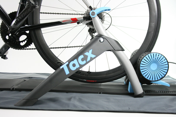 Montage d'un vélo sur home trainer TACX I-Genius