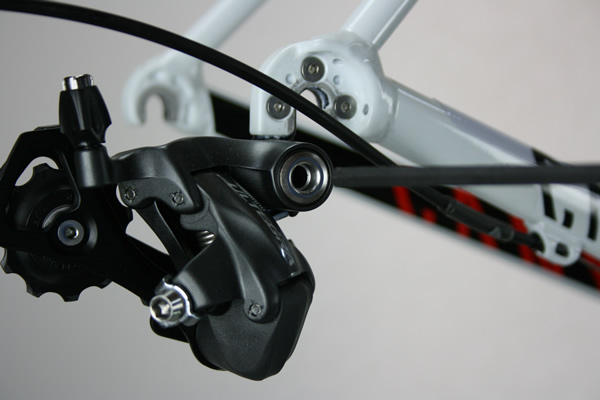 Montage dérailleur arrière de vélo